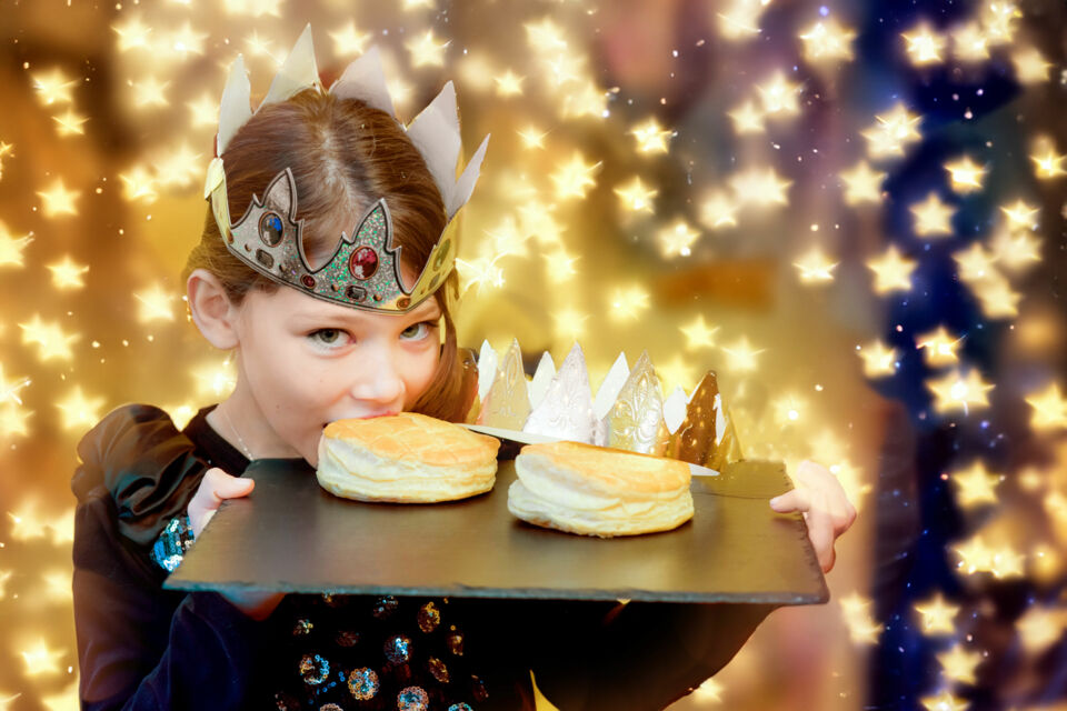 Adobe Stock - Photo d'illustration - Main innocente au regard de la société, l'enfant se doit de désigner à qui reviendront les parts de galette des rois depuis le Moyen Âge.