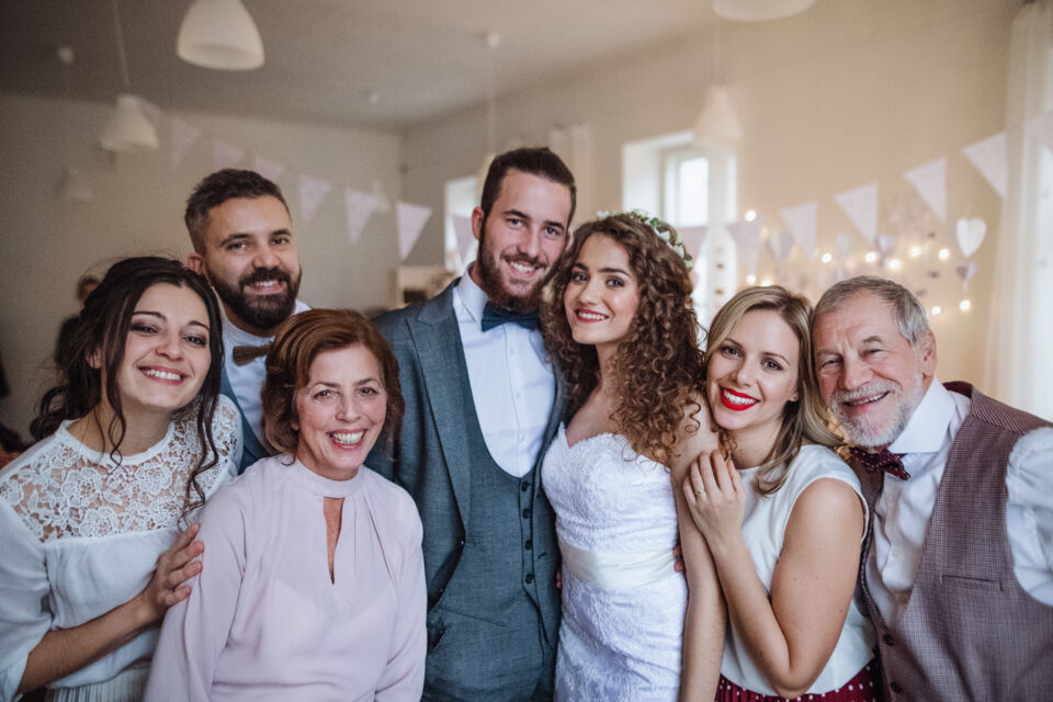 Adobe Stock -  Photo d'illustration -  Les invités de mariage imposés représentent un défi délicat pour les mariés, qui doivent concilier respect des traditions familiales et désir d'une célébration intime et personnelle.