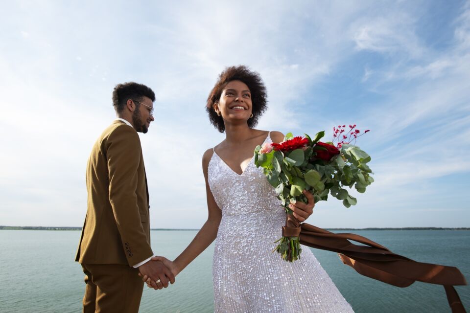 Freepik - Photo d'illustration - Jeunes mariés savourant leur jour J en honorant certaines traditions de mariage de la Guyane Française.