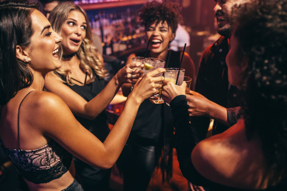 Adobe Stock - Photo d'illustration - Un toast à la joie et à la convivialité, sans oublier les petits gestes pour un lendemain serein !