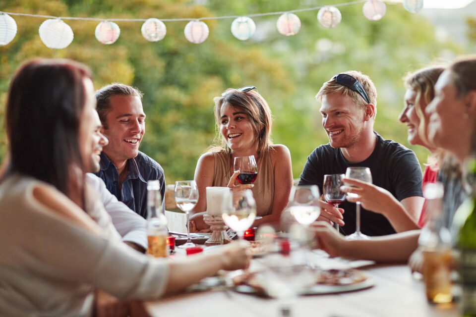 Adobe Stock - Photo d'illustration - Autrefois incontournable des réceptions privées et professionnelles, le vin peine aujourd'hui à séduire une jeunesse attirée par la modération et des boissons plus novatrices.