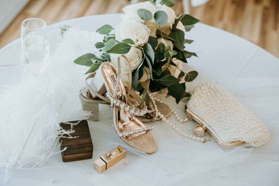 Pexels - Photo d'illustration - Une pochette élégante et discrète, parfaite pour garder vos essentiels à portée de main tout en ajoutant une touche raffinée à votre look de mariée.