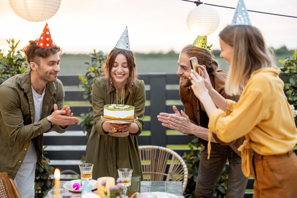Adobe Stock - Photo d'illustration - Le 40e anniversaire est l'occasion parfaite pour troquer la crise contre une fête inoubliable, avec des thèmes originaux qui feront voyager vos invités dans le temps, les plongeront dans le glamour ou les emporteront dans une ambiance déjantée et ludique.