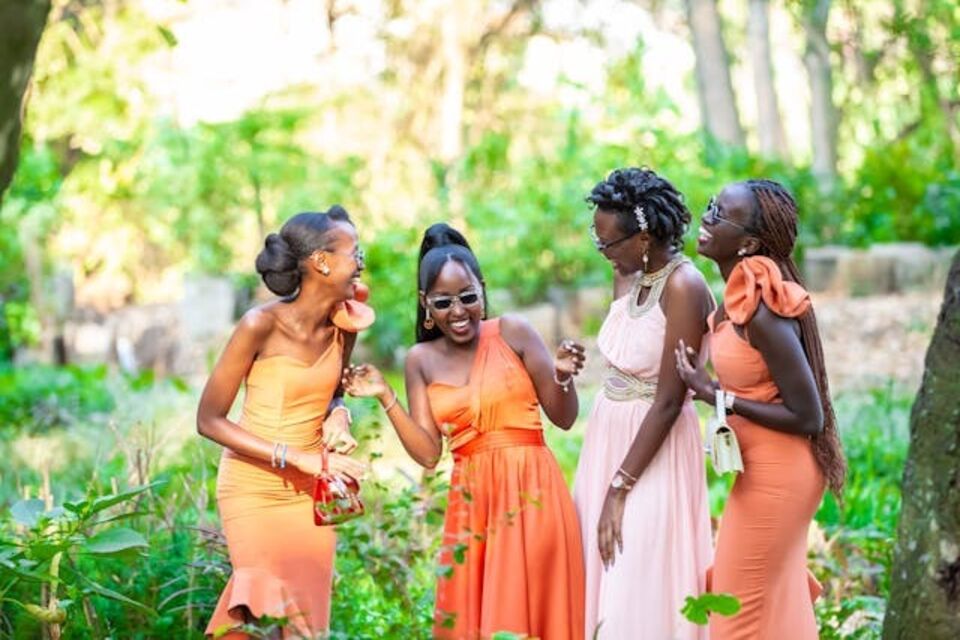 Pexels - Photo d'illustration - Pochettes et autres petits sacs sont les accessoires incontournables des demoiselles d'honneur organisées et équipées pour aider les mariées.