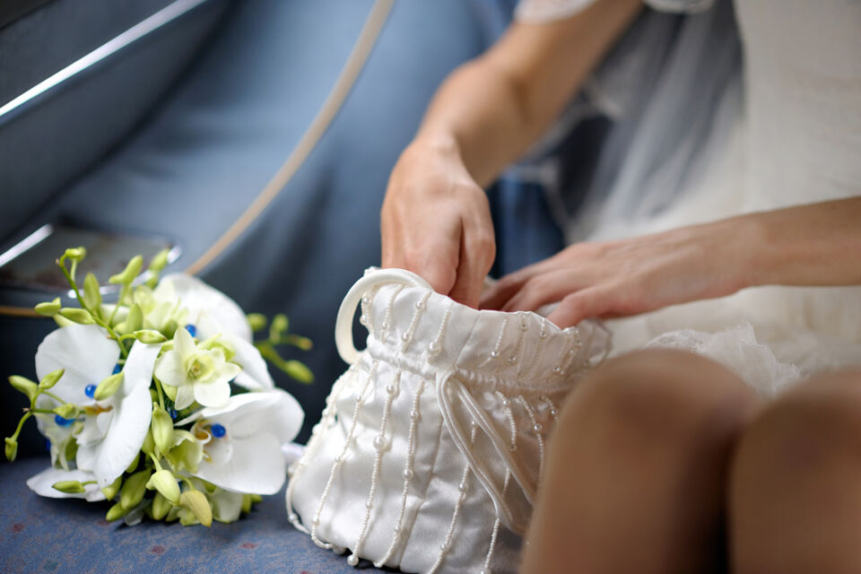 Adobe Stock - Photo d'illustration - Un kit de survie minimaliste pour la mariée : chic et fonctionnel, pour gérer les imprévus sans alourdir sa tenue. Indispensable pour un jour parfait.