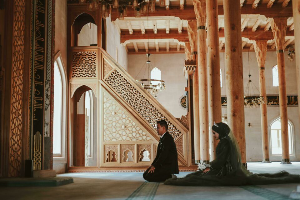 Pexels - Photo d'illustration - La nuit de noces en Islam est marquée par une rituelle prière commune et des moments intimes, symbolisant la bénédiction divine et le début sacré de la vie conjugale.