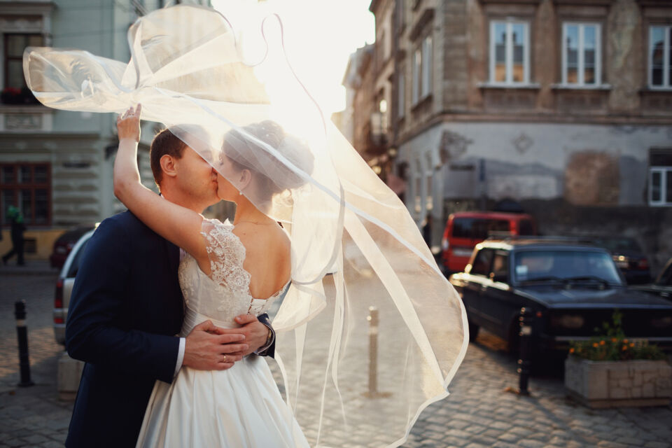 Adobe Stock - Photo d'illustration - Les clichés primés par l'International Wedding Photographer of the Year 2024 capturent l'essence de l'amour et offrent aux futurs mariés une source d'inspiration pour sublimer leurs propres séances photo.