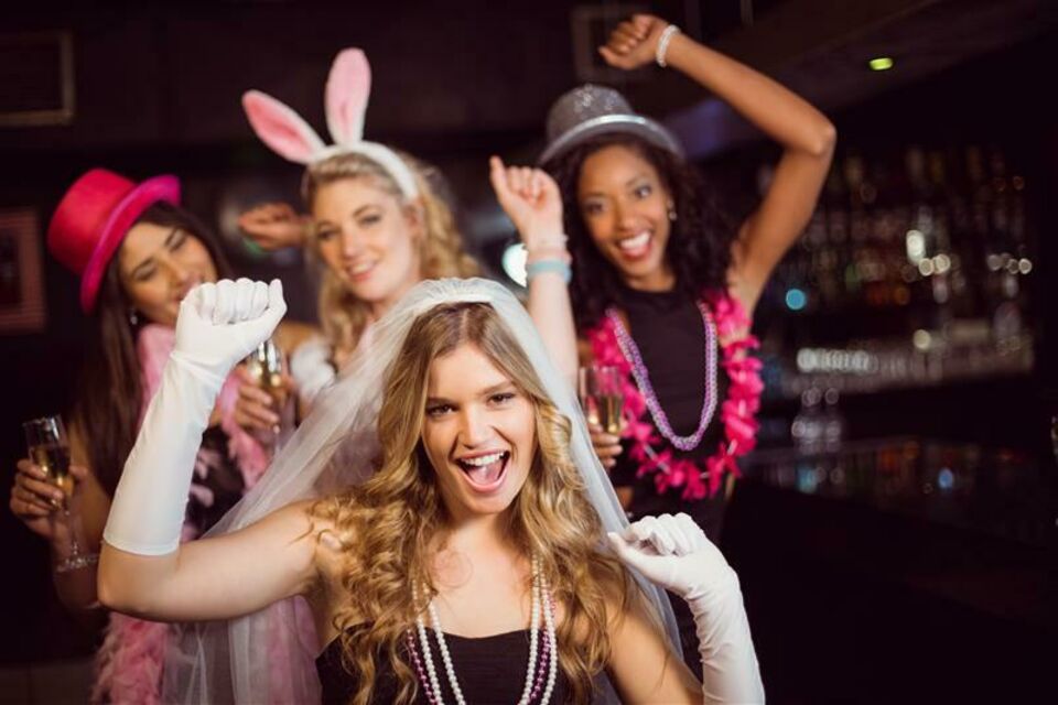 Adobe Stock - Photo d'illustration - Fous rires, souvenirs inoubliables et moments complices : l'enterrement de vie de jeune fille, une célébration avant le grand jour !