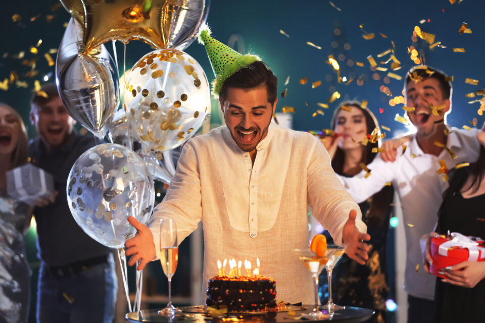 Adobe Stock - Photo d'illustration - À 40 ans, la vie prend un nouveau tournant, entre maturité, énergie renouvelée et projets d’avenir, faisant de cet anniversaire un moment à célébrer avec enthousiasme.