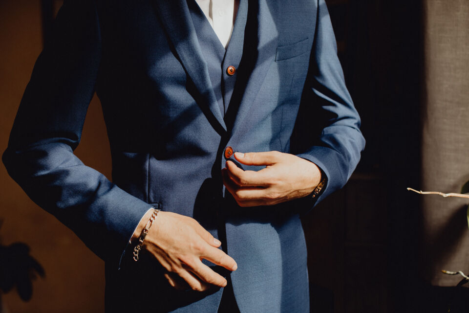 Adobe Stock - Photo d'illustration -  Les costumes de mariage sont conçus pour s'adapter à toutes les morphologies, offrant une multitude de styles qui subliment la silhouette de chaque marié, quelle que soit sa taille ou sa corpulence.