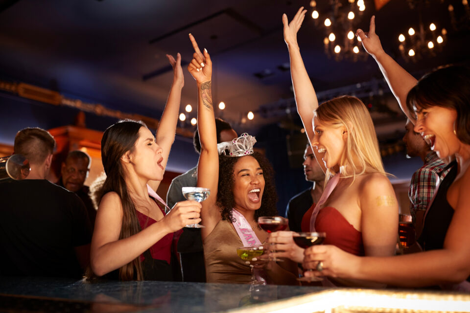 Adobe Stock - Photo d'illustration - Un moment mémorable pour un enterrement de vie de jeune fille inoubliable, où l'humour et la sensualité se rencontrent dans une atmosphère festive et conviviale.
