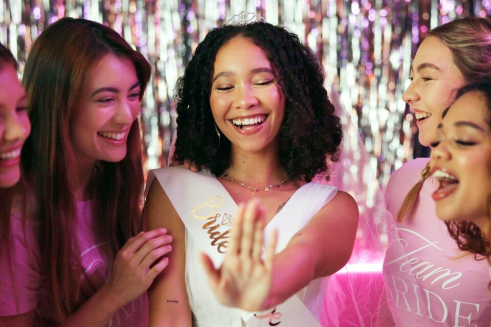 Adobe Stock - Photo d'illustration - En 2025, les enterrements de vie de jeune fille misent sur la simplicité et la convivialité, avec des ateliers créatifs, des soirées détendues et des apéritifs sous les étoiles, prouvant que l'authenticité est le nouveau chic.