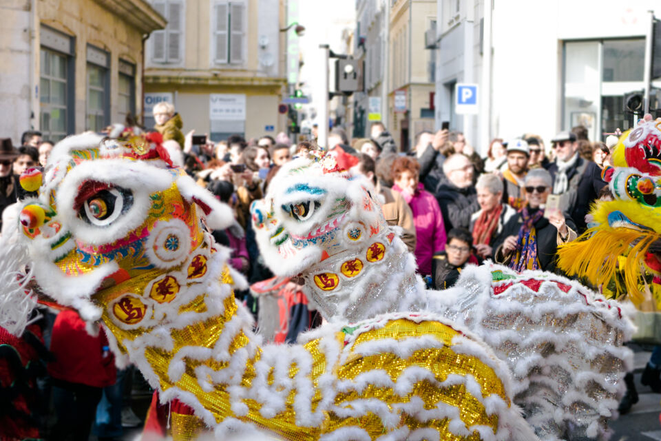 Adobe Stock - Photo d'illustration - L'Asie célèbre le Nouvel An Lunaire avec des danses de lions spectaculaires, tambours et cymbales résonnant pour apporter bonheur et prospérité.