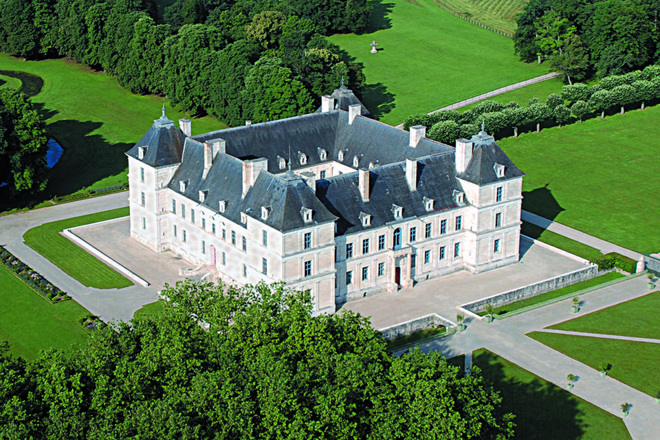 ABC Salles – DR - L’élégance intemporelle du Château d'Ancy-le-Franc, un chef-d'œuvre de la Renaissance, crée le cadre parfait pour un mariage royal au cœur de la Bourgogne.