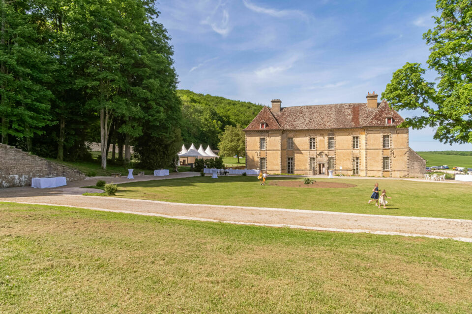 ABC Salles – DR - Le Château d'Entre-Deux-Monts, situé dans un écrin de verdure, propose un cadre idyllique et authentique pour un mariage inoubliable ou toute autre occasion spéciale, alliant histoire, nature et élégance.