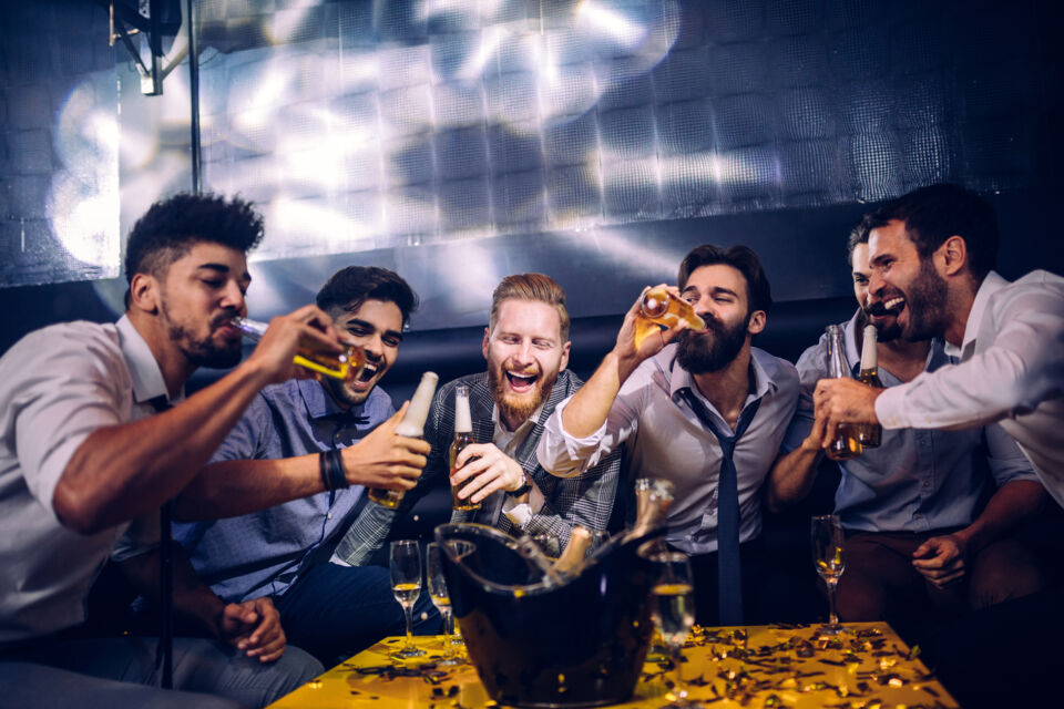 Adobe Stock - Photo d'illustration - Les spectacles de cabaret apportent une touche sophistiquée et divertissante aux enterrements de vie de garçon, offrant des performances artistiques captivantes, mêlant danse, chant et humour pour une soirée inoubliable.
