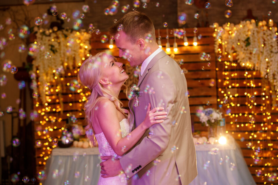Adoe Stock - Photo d'illustration - Choisir d'animer votre mariage par des bandes originales de films crée une ambiance envoûtante et mémorable, où chaque note et mélodie raconte votre histoire d'amour