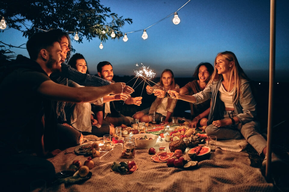 Adobe Stock - Photo d'illustration - Avec la montée en popularité des jeux en ligne et des réseaux sociaux, les amitiés virtuelles sont courantes, mais comment garantir que la première rencontre en personne soit réussie ?