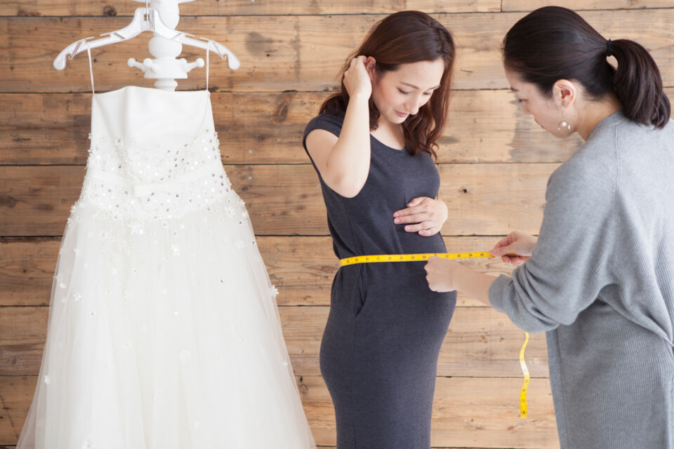 Adobe Stock- Photo d'illustration - Essayage de rêve pour la future mariée : chaque détail de la robe sur mesure est pensé pour souligner sa beauté et son bien-être, pour un grand jour inoubliable.