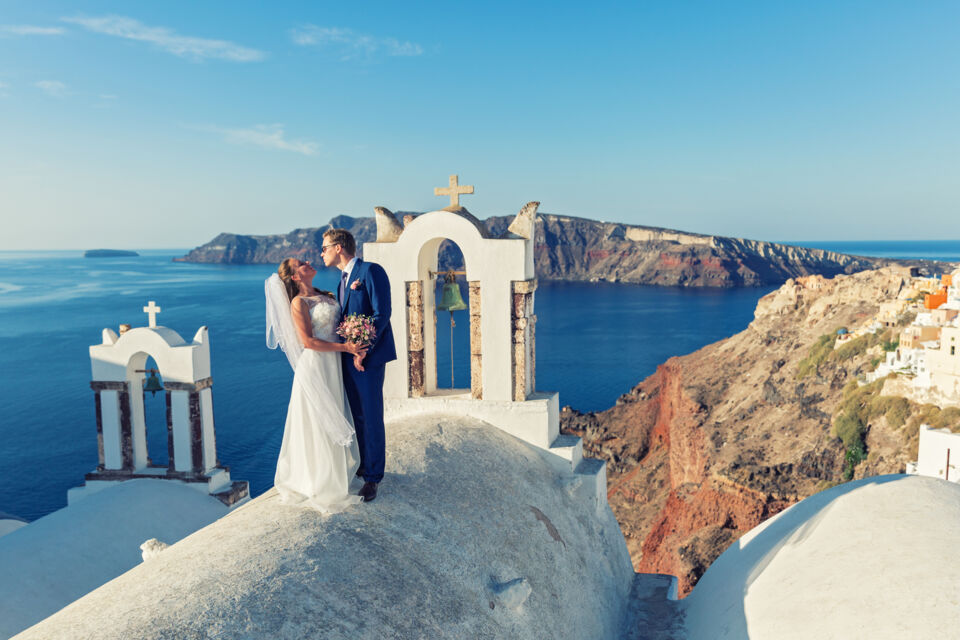 Adobe Stock - Photo d'illustration - Un mariage sur le thème de la Grèce est une magnifique façon de célébrer l'amour, avec des touches inspirées de la mythologie, de la mer Égée et des paysages méditerranéens.