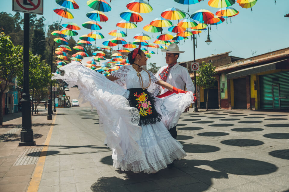 Adobe Stock - Photo d'illustration - Un mariage aux couleurs du Mexique inclut une décoration riche en couleurs vives souvent accentuée par des éléments décortatifs traditionnels mexicains.