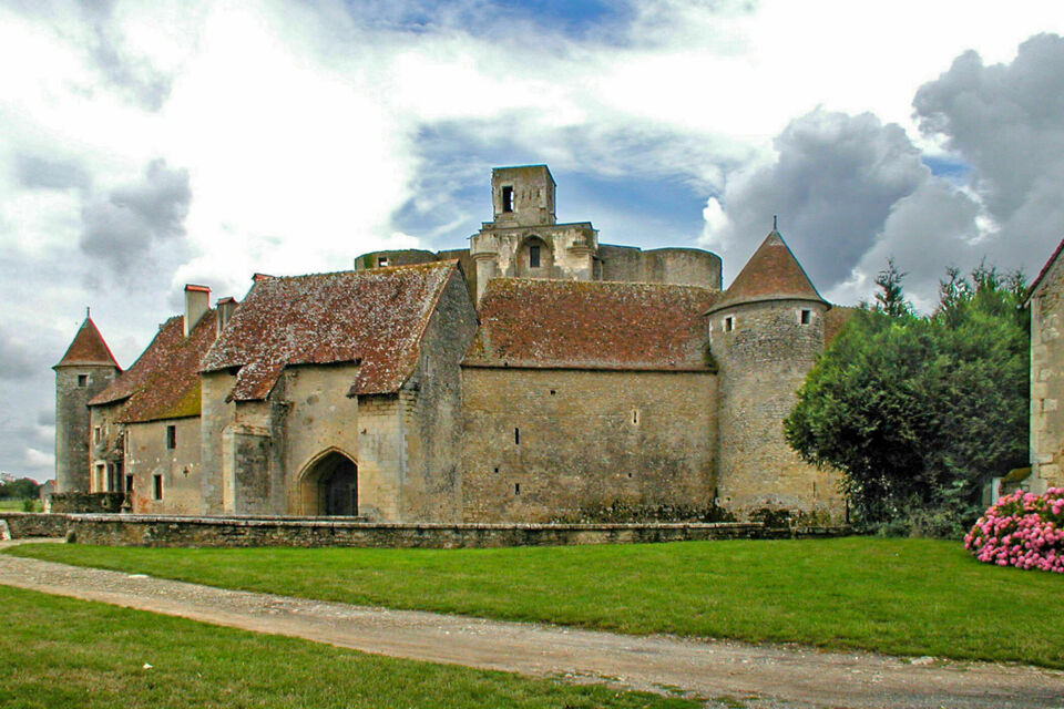 ABC Salles – DR - Le Château de Sagonne, un lieu historique unique pour vos événements : mariage, séminaires ou occasions spéciales. Profitez de son cadre majestueux, de ses installations modernes et de son parc enchanteur pour créer des souvenirs inoubliables.