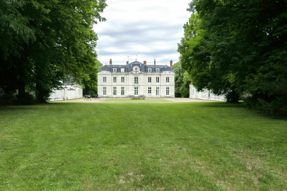 ABC Salles – DR - Parmi les joyaux du Centre-Val-de-Loire, le Château de Saint-Senoch, classé Monument Historique, offre un cadre élégant pour vos événements. Mariages ou repas de famille : ce domaine du XVIIIe siècle, entouré de verdure, promet des moments inoubliables dans un décor majestueux.