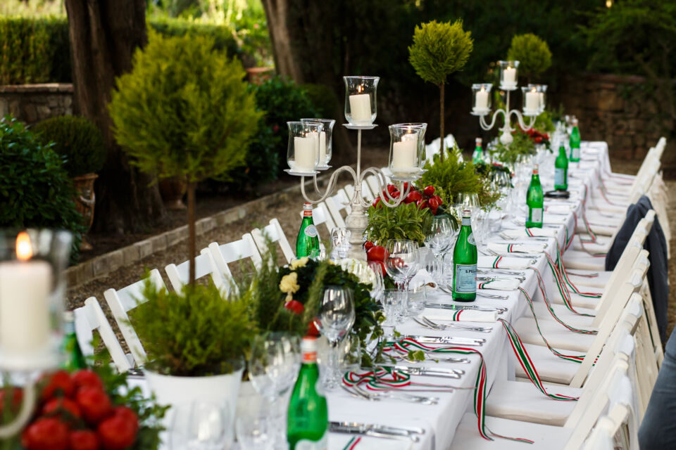 Freepik - Photo d'illustration - Table de mariage élégamment décorée à l’italienne, avec des touches de fleurs fraîches, des couleurs typiques comme le blanc, le vert, le rouge et une vaisselle en céramique artisanale. Un cadre parfait pour une célébration romantique et raffinée inspirée de la Dolce Vita.