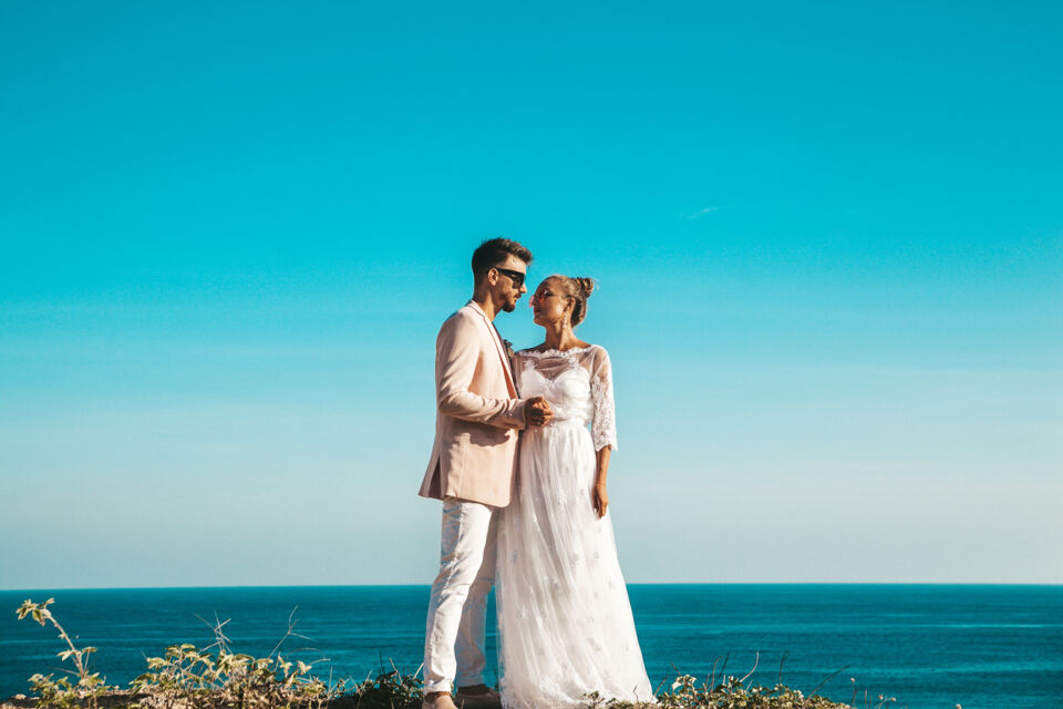 Freepik Photo d'illustration Un mariage sur le thème de Bora Bora, c’est bien plus qu’un simple décor exotique : c’est un voyage sensoriel qui transporte mariés et invités dans un coin de paradis.