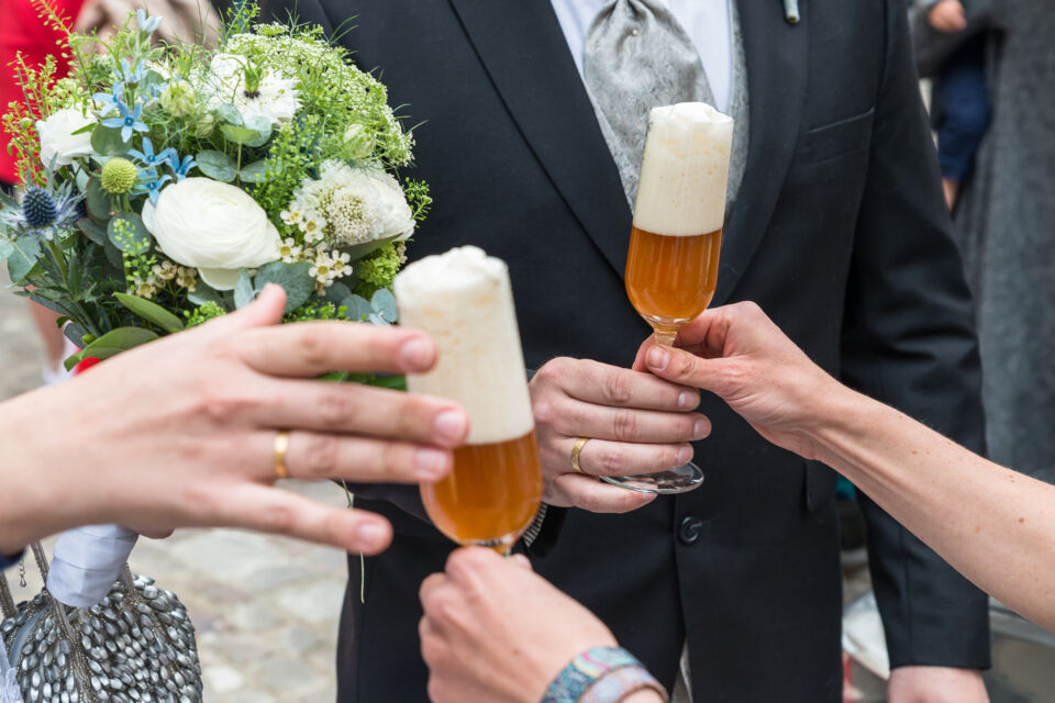 Adobe Stock - Photo d'illustration - La décoration et l'ambiance d'un mariage inspiré de l'Allemagne sont enrichies par des couleurs bavaroises vives, des éléments traditionnels comme des couronnes de fleurs, des chopes de bière et des danses folkloriques, créant une atmosphère chaleureuse et festive.