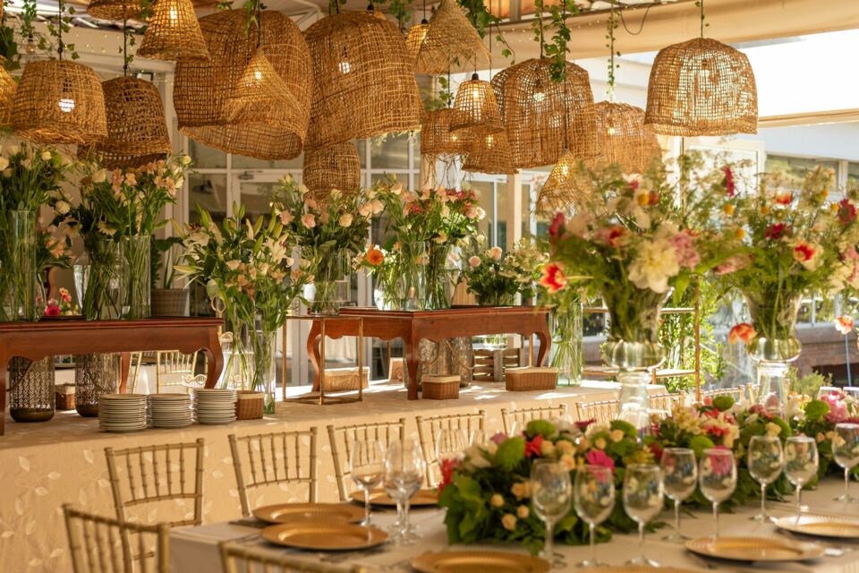 Pexels - Photo d'illustration - Couleurs chaudes, fleurs et éléments naturels sont l'une des compositions idéales pour une déco de mariage sur le thème de Mayotte.
