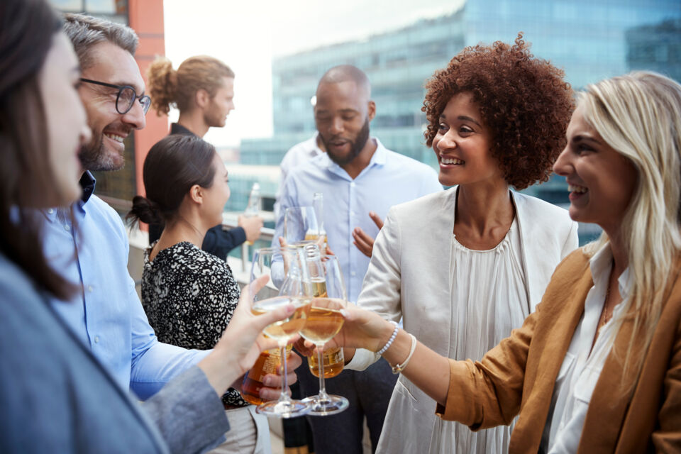Adobe Stock - Photo d'illustration - L’afterwork peut devenir un vrai casse-tête face aux obligations personnelles et sociales. Et si la clé était de repenser ces moments pour les rendre vraiment épanouissants pour tous ?