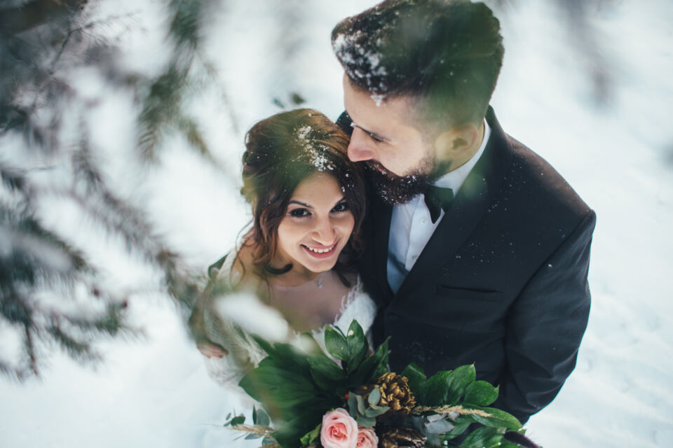 Freepik - Photo d'illustration - Choisir l'Arctique comme thème de mariage, c'est s'offrir l'occasion de transformer votre union en un conte polaire inoubliable.