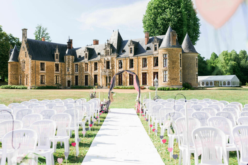 ABC Salles – DR – Le Château de Chéronne, joyau historique des Pays de la Loire, offre un cadre enchanteur avec ses espaces somptueux et ses hébergements de charme, idéal pour un mariage inoubliable.