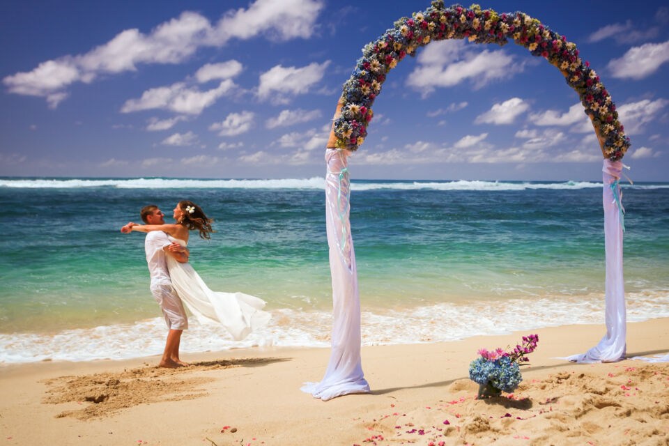 Adobe Stock -  Photo d'illustration -  Un mariage au style hawaïen évoque des couronnes de fleurs, des tenues légères, des cocktails tropicaux et un coucher de soleil paradisiaque pour une journée inoubliable.