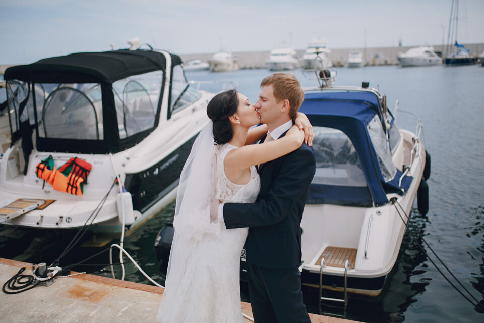Freepik - Photo d'illustration - Jeune couple de mariés heureux, prêts à partir en honeymon ou minimoon et ayant déjà bien profité d'une petite escapade avant mariage en mode earlymoon.