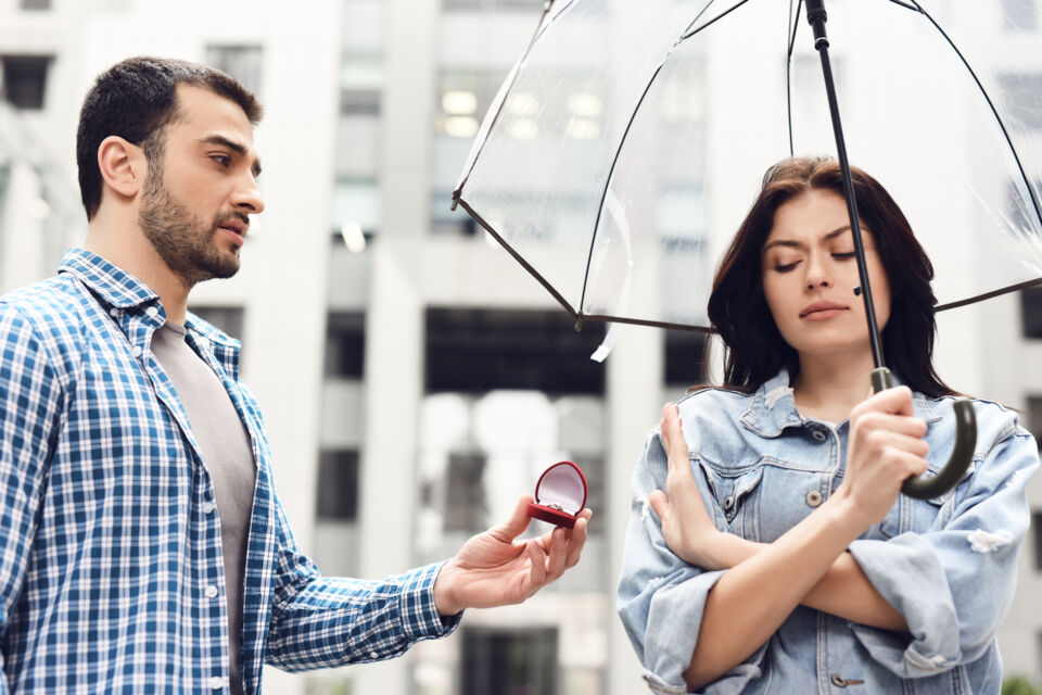 Adobe Stock - Photo d'illustration - Dans certains couples, la bague de fiançailles passe d'un symbole d'amour éternel à un outil de silence, dissimulant des doutes et servant à calmer les remarques et pressions extérieures.