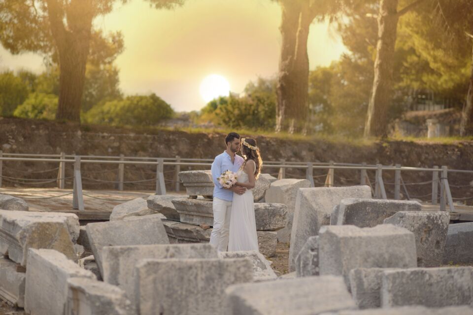 Freepik - Photo d'illustration - Un mariage à Chypre, entre mythologie, soleil et romantisme, pour célébrer l’amour éternel dans un décor digne des dieux.