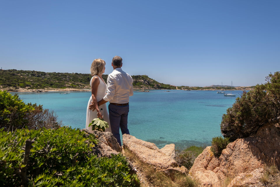 Adobe Stock - Photo d'illustration - La Sardaigne, un écrin de romance où plages sauvages, paysages enchanteurs et traditions locales créent une atmosphère magique pour célébrer l’amour dans un cadre inoubliable.