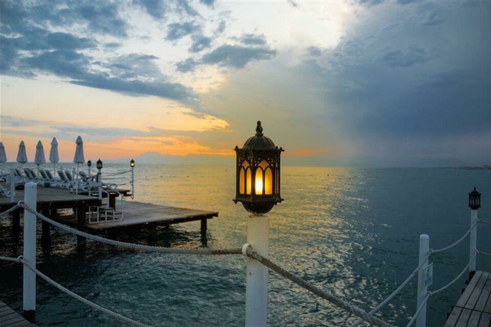 Un mariage sur le thème de la Riviera turque, c’est une union parfaite entre luxe, paysages marins et traditions chaleureuses. Une expérience inoubliable pour vos invités.