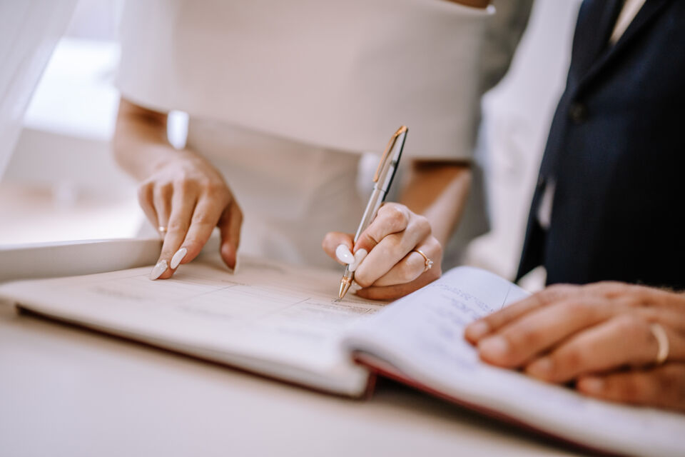 Adobe Stock – Photo d’illustration – Un moment solennel et symbolique : le couple signe son contrat de mariage à la mairie, scellant son union devant la loi. Une étape importante dans le début de leur vie commune.