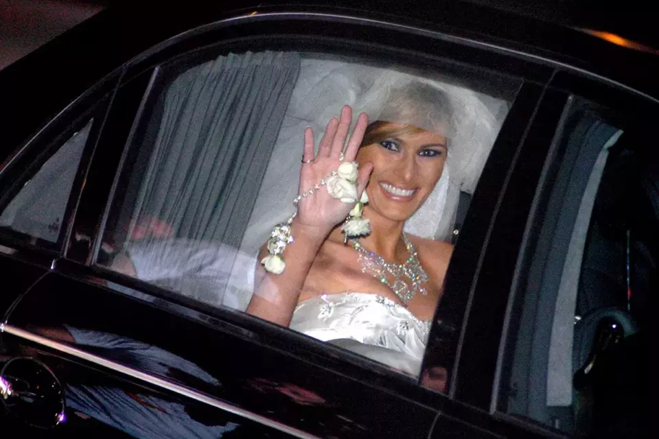 Licence Creative Commons - Photo d'illustration - Alliant esthétique impériale et artisanat d’exception, la robe de Melania Trump s’impose comme l’une des créations nuptiales les plus marquantes de ces vingt dernières années.