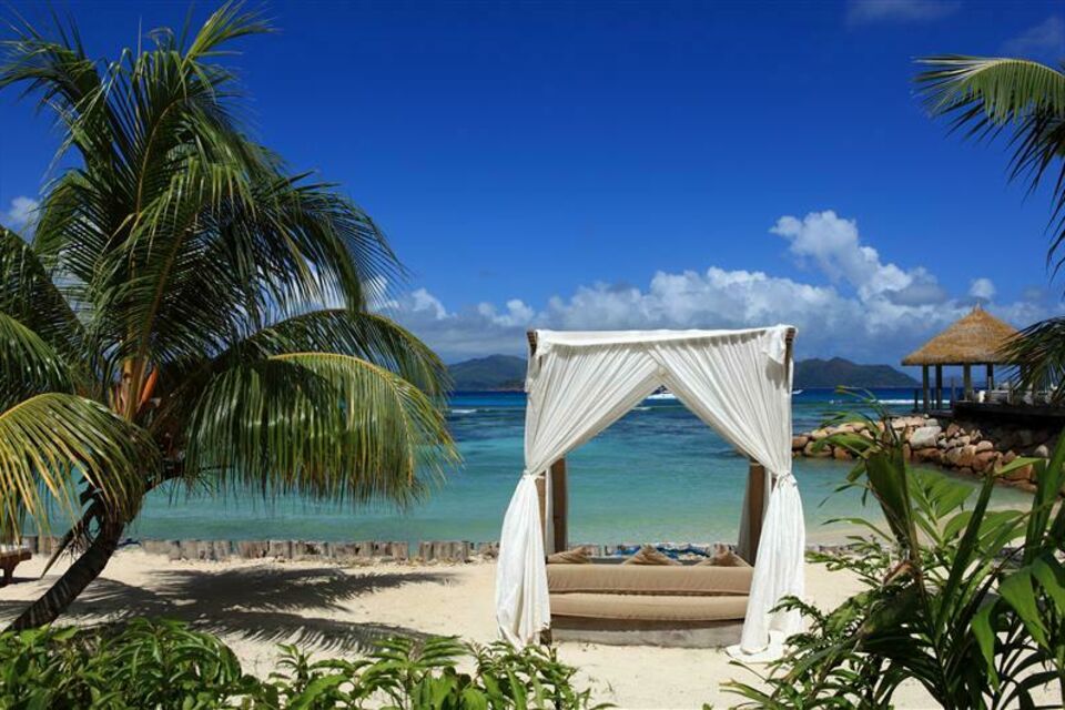 Adobe Stock - Photo d'illustration - Un mariage créole, c’est l’alliance parfaite entre musique, saveurs exotiques et chaleur humaine. Une célébration vibrante et joyeuse, où chaque moment incarne l’esprit festif des îles tropicales