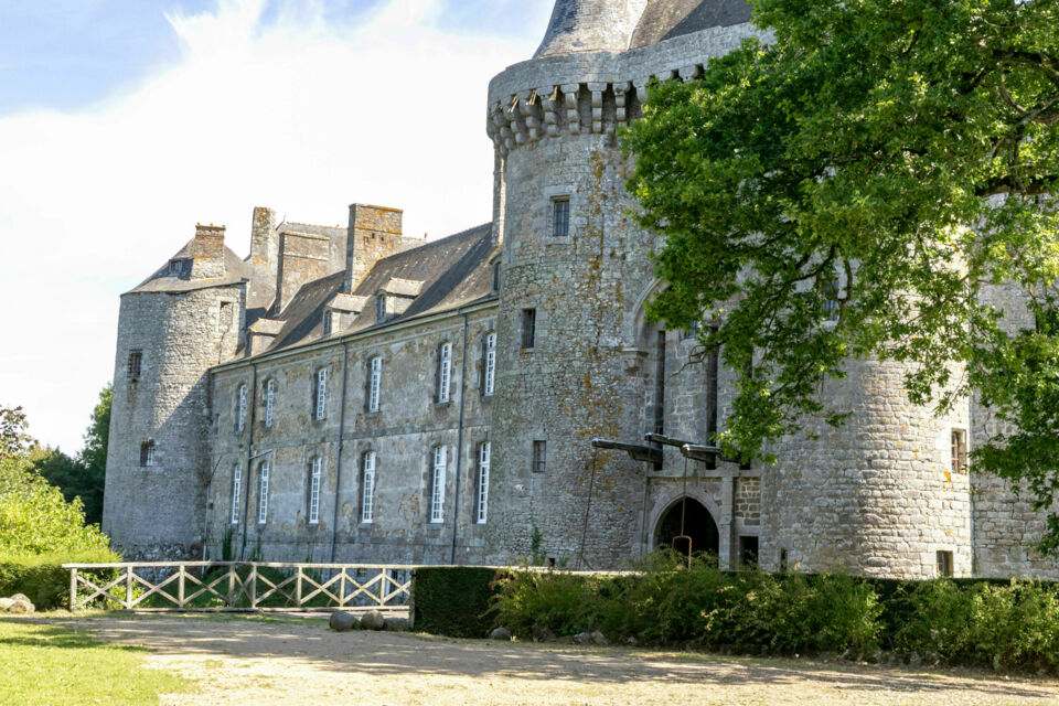 ABC Salles – DR - Le Château de Montmuran, joyau médiéval situé en Bretagne, offre un cadre exceptionnel pour rassemblements. Avec son atmosphère historique, ses salles de réception modernes et sa magnifique terrasse, il saura allier charme intemporel et confort pour une célébration inoubliable.