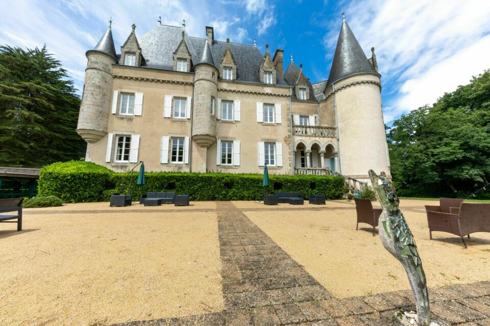 ABC Salles – DR - Avec ses vastes espaces extérieurs, sa tente de réception spacieuse et son hébergement confortable, le Domaine du Château de Launay Guen allie élégance et convivialité pour une fête mémorable.