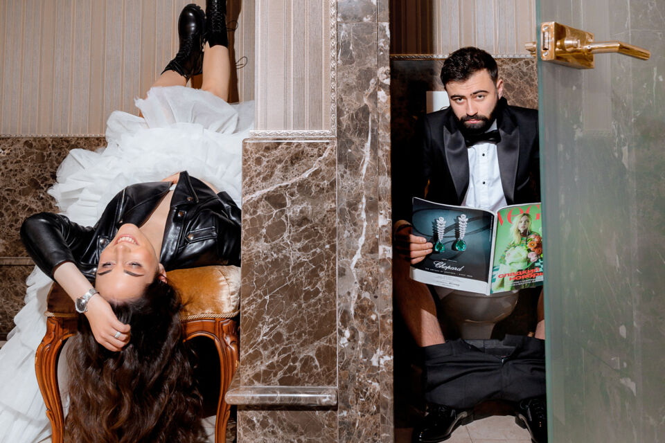 Adobe Stock - Photo d'illustration - Les toilettes, vestiaires informels, offrent le décor idéal pour des clichés festifs à la fois spontanés et stylés.