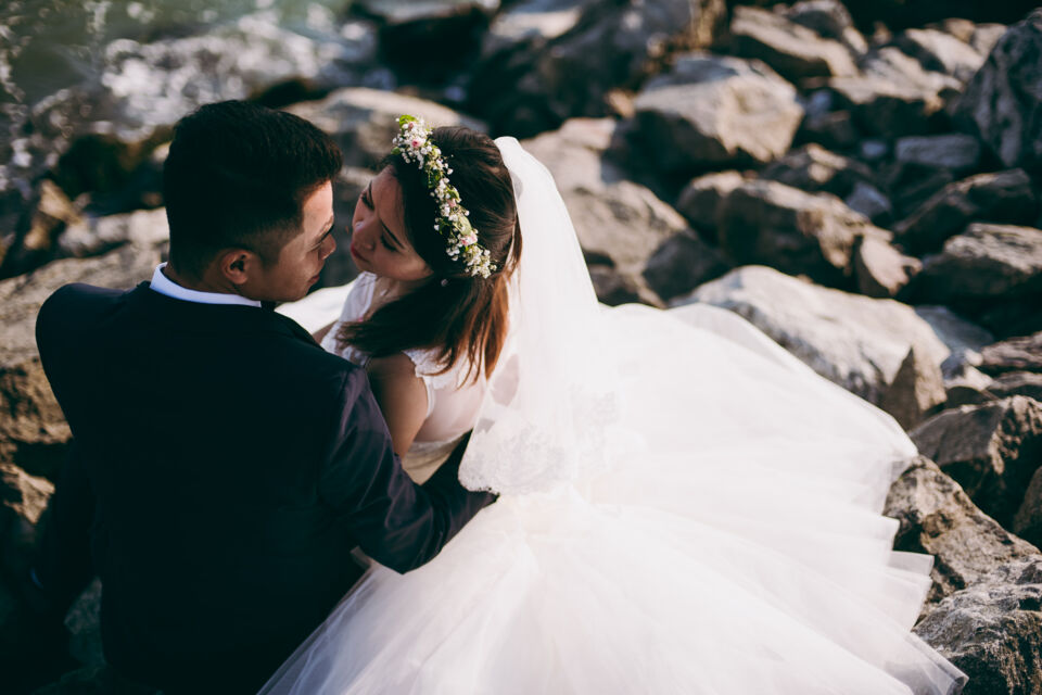 Adobe Stock - Photo d'illustration - Dans ce paysage enchanteur où les montagnes karstiques rencontrent les eaux émeraude, célébrer votre union avec un mariage sur le thème de la baie d'Halong, c'est mêler merveilles naturelles et culture vietnamienne pour une expérience inoubliable