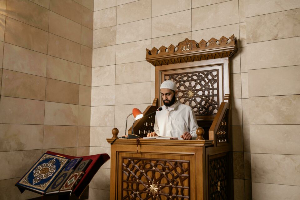 Pexels -  Photo d'illustration -  Empreints de tradition et de spiritualité, les services d'un Imam lors d'un mariage musulman sont offert gracieusement, sans aucune rémunération financière requise, ce qui souligne la bienveillance et le dévouement de l'Imam envers les fidèles.