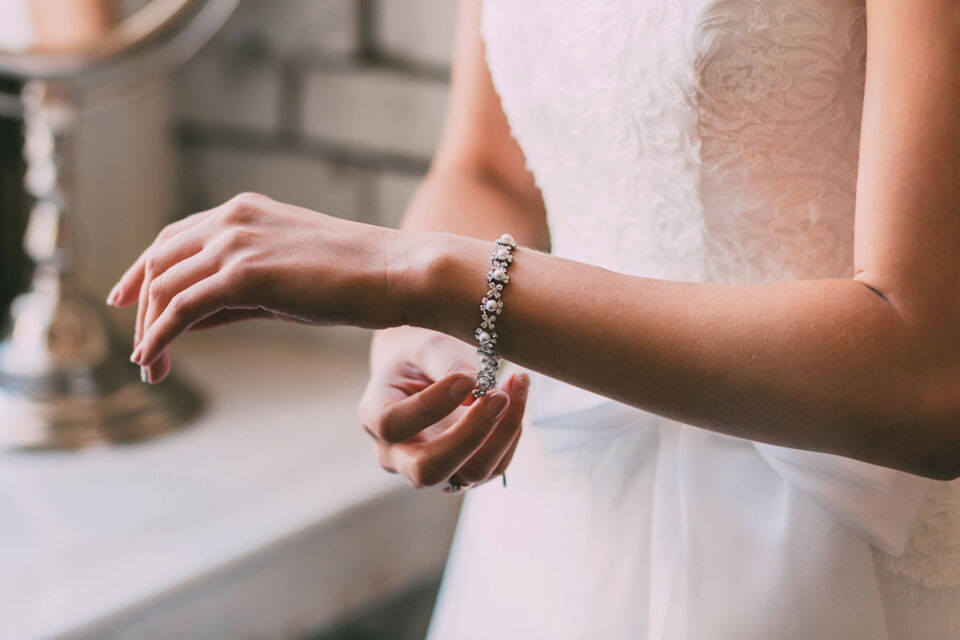 Adobe Stock - Photo d'illustration - Le bracelet, alternative tendance à la bague, séduit de plus en plus de couples pour symboliser leur engagement avec style et originalité.