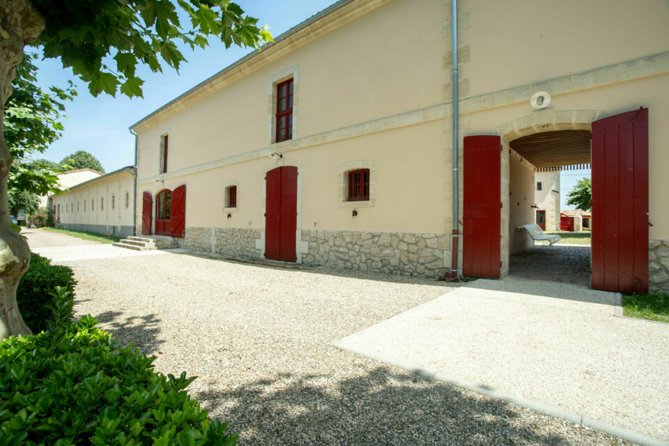 Le Château La Clotte-Cazalis offre un cadre élégant et paisible pour votre mariage. Avec sa salle spacieuse, ses équipements modernes et ses vues imprenables sur les vignes, ce domaine allie beauté naturelle et raffinement pour un événement d’exception. 